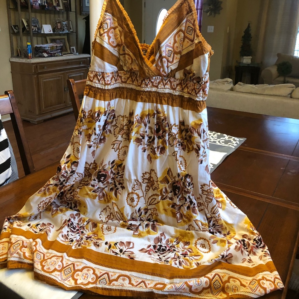 Women’s flowery dress with adjustable straps